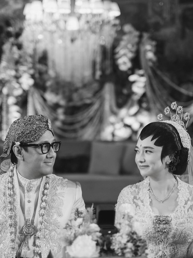 Senyum Bahagia Andre Taulany dan Amanda Rigby Usai Resmi Menikah