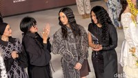 Foto: Momen Langka Anggun C. Sasmi dan Putri Tampil Bersama di Catwalk