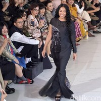 Anggun muncul dalam balutan gaun hitam bersiluet mermaid dengan potongan asimetris pada lengan dan bodice yang dihiasi detail beading. Sang desainer, Mel Ahyar, terinspirasi dari keindahan budaya Nias, Sumatera Utara, untuk koleksi bertajuk Tano Niha. (Foto: Daniel Ngantung/detikcom)