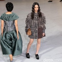 Sebelum Anggun, Kirana yang juga menjadi muse Mel, memeragakan oversized blouse abu-abu berhiaskan detail bordiran bernuansa etnik. Dengan padanan rok pendek, tas kulit berbentuk tabung, serta sepasang wedges hitam bergaya velvet, look terasa lebih urban dan muda sesuai dengan karakter Kirana.  (Foto: Daniel Ngantung/detikcom)