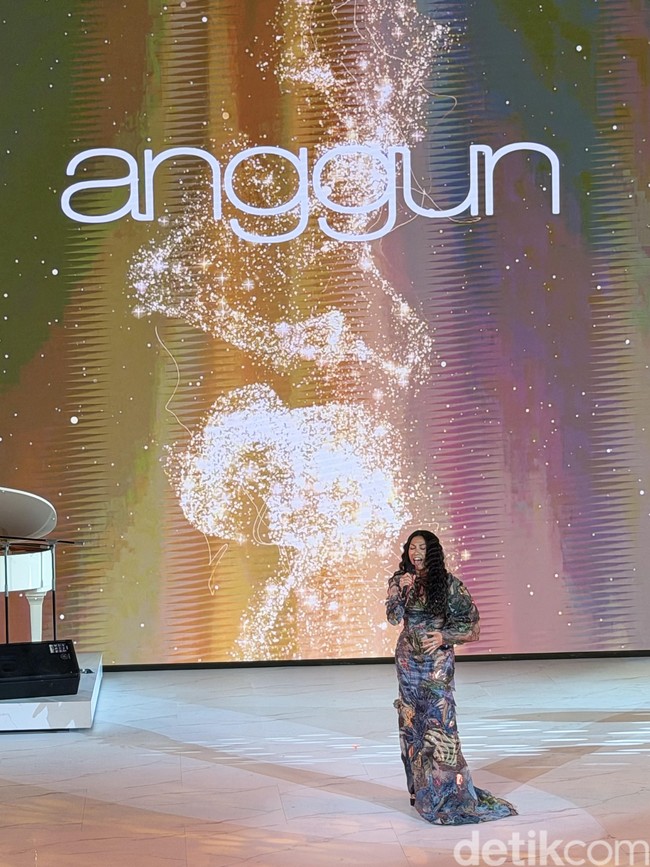 Dari penyanyi, lalu aktris, kini Anggun unjuk kebolehan berjalan di catwalk bak model. Setelah menembangkan hitsnya, ‘Mimpi’, untuk membuka Fashion Nation 2026 di Senayan City baru-baru ini, ia memeragakan salah satu busana dari koleksi terbaru Mel Ahyar Archipelago. (Foto: Daniel Ngantung/detikcom)