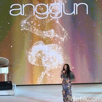 Dari penyanyi, lalu aktris, kini Anggun unjuk kebolehan berjalan di catwalk bak model. Setelah menembangkan hitsnya, ‘Mimpi’, untuk membuka Fashion Nation 2026 di Senayan City baru-baru ini, ia memeragakan salah satu busana dari koleksi terbaru Mel Ahyar Archipelago. (Foto: Daniel Ngantung/detikcom)