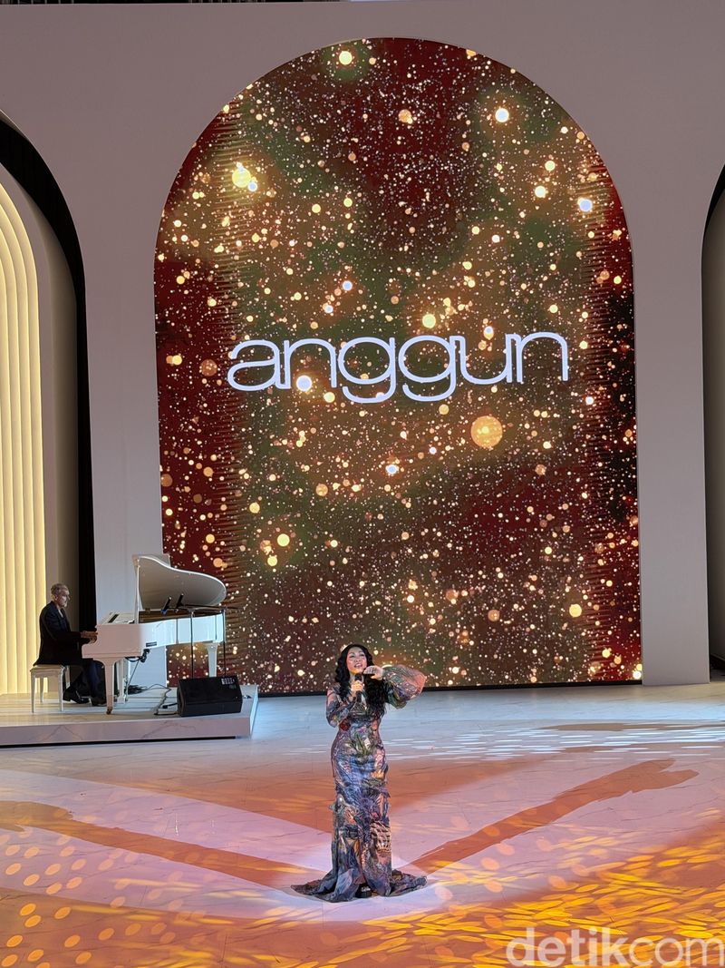 Anggun dan Putrinya Jadi Model Anggun Cipta Sasmi dan putrinya, Kirana Cipta Montana Sasmi, berjalan di catwalk Mel Ahyar Archipelago saat pembukaan Fashion Nation 2026 di Senayan City, Jumat (18/9/2026).