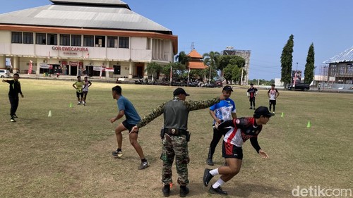 Atlet Klungkung tengah melakukan latihan terpusat bersama TNI di lapangan umum GOR Swecapura, Klungkung, Bali, Minggu (20/9/2026). (Fatih Kudus Jaelani/detikBali).