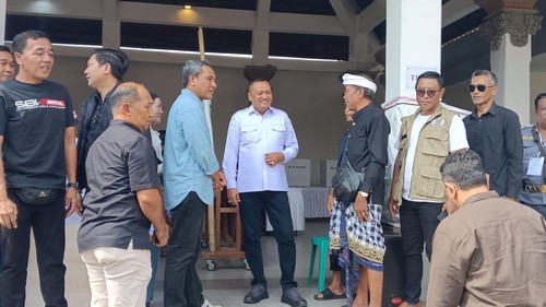 Bupati Gianyar I Made Agus Mahayastra menyambangi salah satu TPSPilkelSerentak di Kabupaten Gianyar, Minggu (20/9/2026). (Foto: Dok. Pemkab Gianyar)