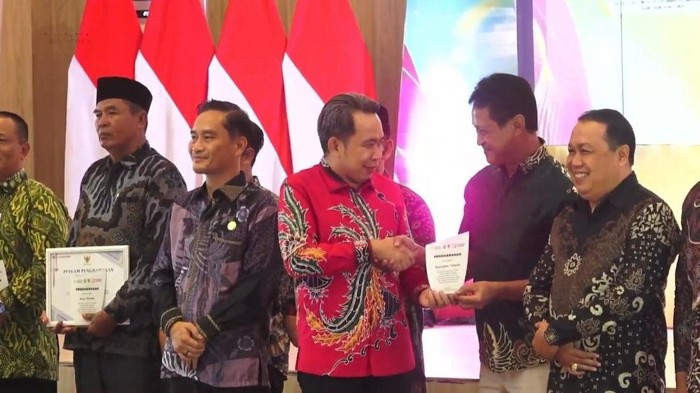 Bupati Jember Muhammad Fawait memberikan apresiasi ke pembayar pajak