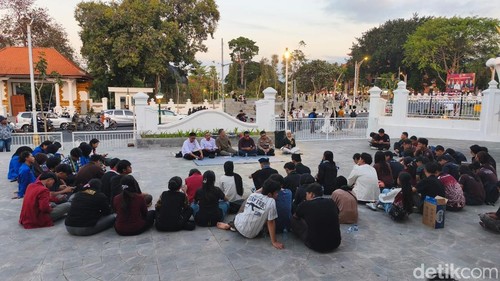 Cipayung Plus Buleleng menyampaikan aspirasi dalam aksi SeptemberCerah dikawasan Praja Mandala Singa Ambara Raja, Minggu (20/9/2026). (Foto: Made Wijaya Kusuma/detikBali)