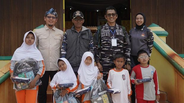 CT ARSA Foundation dan TNI AL Gelar Baksos dan Layanan Kesehatan Gratis di Kepri CT ARSA Foundation dan TNI AL Gelar Baksos dan Layanan Kesehatan Gratis di Kepri