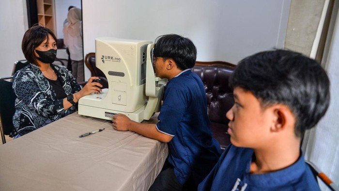 Anak yatim menggunakan kacamata saat pembagian kacamata gratis pada Program Terang untuk Berbagi di Pendopo Wali Kota Bandung, Jawa Barat, Minggu (20/9/2026). Pemerintah Kota Bandung membagikan sebanyak 100 buah kacamata bagi 100 anak yatim yang disertai dengan pemeriksaan kesehatan mata secara gratis. ANTARA FOTO/Raisan Al Farisi/agr