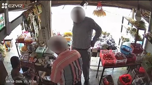 Dua WNA terekam CCTV saat diduga mengambil uang milik pedagang di Banjar Dinas Bajera Jero, Desa Bajera, Kecamatan Selemadeg, Tabanan, Bali. (Foto: Dok. Istimewa)