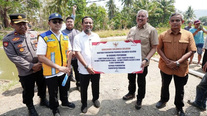 Gubernur Sulsel Andi Sudirman Sulaiman menyerahkan bantuan pompa ponton untun petani Pinrang.