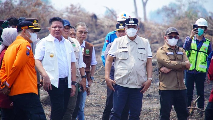 Gubernur Sumsel dan Bupati Muba saat meninjau lokasi karhutla di Muba