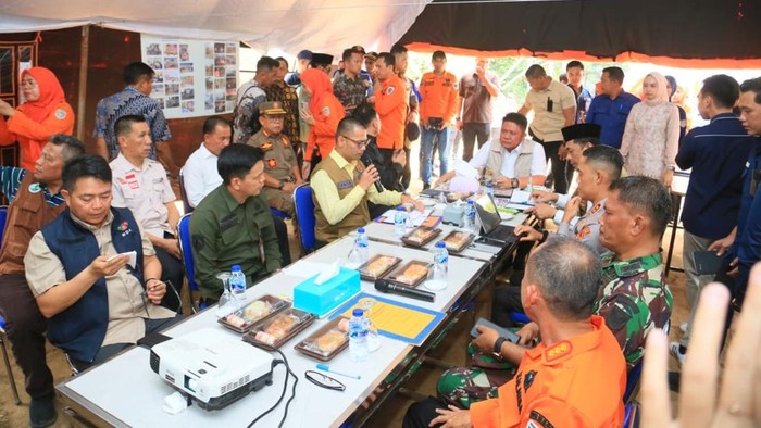 Gubernur Sumsel saat meninjau Satgas Karhutla OKU