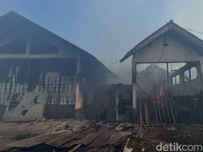 Potret Rumah-Gudang Hangus Imbas TPST Kedungrandu Banyumas Terbakar