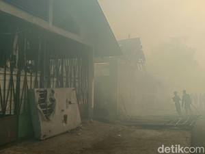 Kebakaran TPST Kedungrandu Banyumas Meluas ke Permukiman, 2 Bangunan Ludes