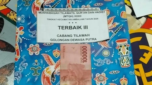 Hadiah Rp 100 ribu yang diberikan kepada peraih juara tiga MTQ Kecamatan Ambalawi, Kabupaten Bima, NTB, Minggu (Istimewa)