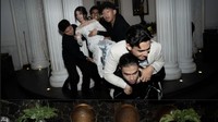 Harry Vaughan dan Nevy Tania mengumumkan pernikahan mereka dan membuat kaget penggemar. Pasangan ini berhasil menjaga privasi hubungan mereka juga berkat para sahabat yang kompak menjaga rahasia hari bahagia mereka. Foto: Instagram @nevytaania @harry.vghn