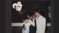 Momen Nevy Tania dan Harry Vaughan bersama salah satu sahabat yang menyaksikan momen akad nikah mereka. Harry dan Nevy lebih dulu menggelar akad. Foto: Instagram @nevytaania @harry.vghn