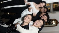 Nevy Tania mengunggah momen bahagia di hari pernikahannya bersama para sahabat. Dia juga mengucapkan ras terima kasihnya, Apresiasi untuk semua teman saya yang ada di foto ini dan yang tidak. Terima kasih telah menghormati keputusan kami untuk menjaga privasi ini hingga kemarin. Terima kasih udah bantu hiruk piruk menyiapkan ini dan stay sampai akhir acara untukk bantuin dan temenin istirahat. love u guys, gila bgt. Foto: Instagram @nevytaania @harry.vghn