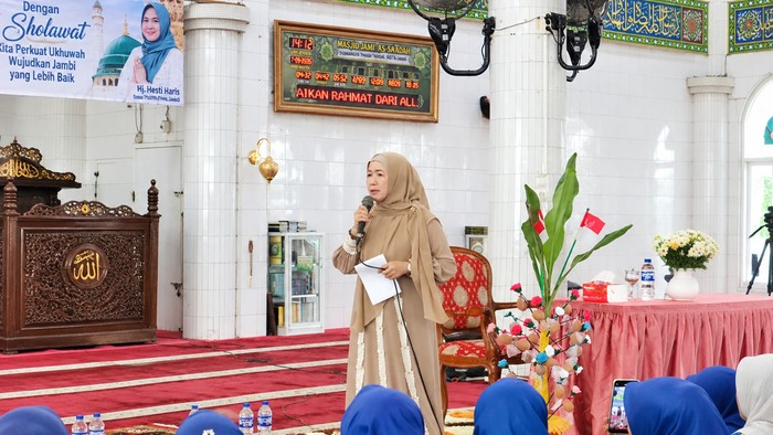 Hesti Haris saat mengajak warga berselawat dan mendoakan soal kondisi Indonesia terutama Jambi