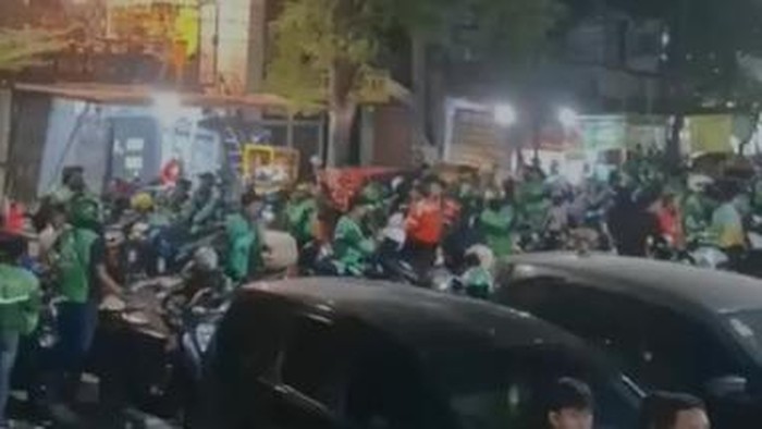 Jukir diduga menikam driver ojol di dekat MaRI Jalan Mawas Makassar.