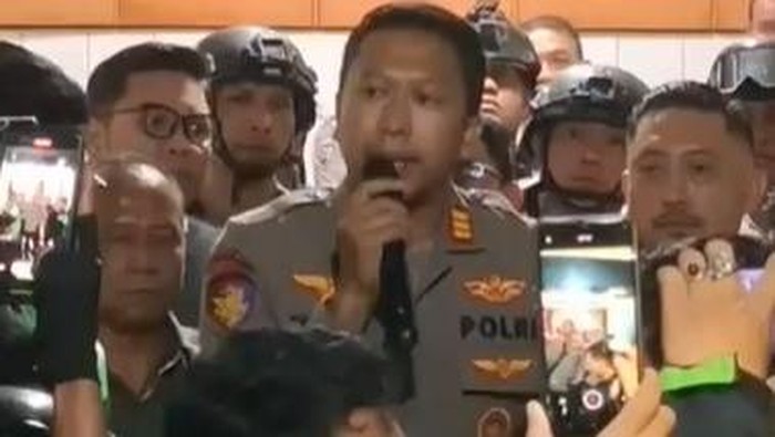Kapolsek Mamajang AKP Tri Husada Wahyu Andromeda saat menerima massa ojol terkait penikaman.