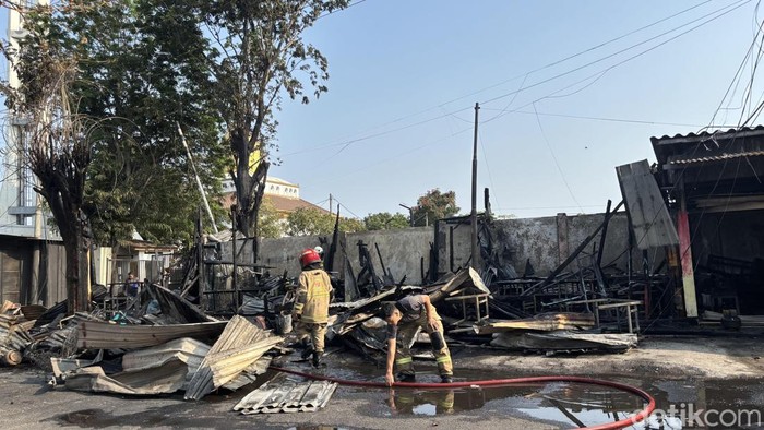Kebakaran deretan warung di Surabaya