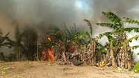 Petugas Pemadam Kebakaran (damkar) Kabupaten Banyumas mengerahkan lima armada untuk memadamkan api. Termasuk bantuan dari Kabupaten Cilacap.