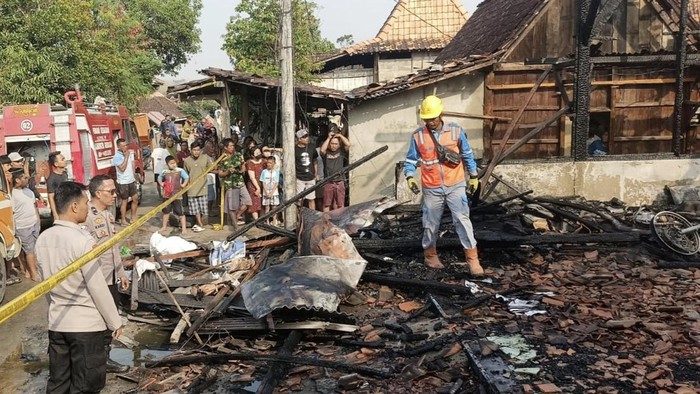 Kebakaran di Desa Gedangan, Kecamatan Wirosari, Kabupaten Grobogan akibat korsleting listrik sambar pom mini, Minggu (20/9/2026)