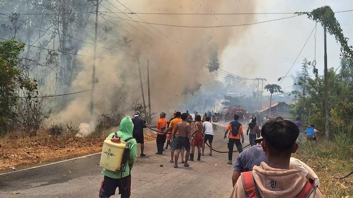 Kebakaran hutan dan lahan (karhutla) di Kabupaten Poso, Sulawesi Tengah (Sulteng) meluas ke permukiman warga.