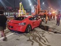 Mobil Porsche Masuk Selokan di Tol Andara, Polisi Sebut Sopir Hilang Kendali