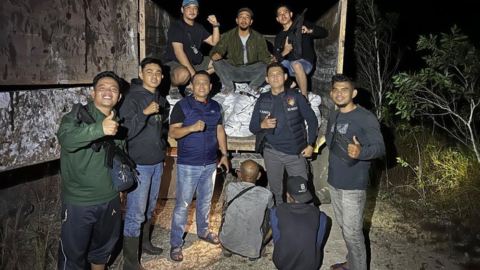 Kedua pelaku penyelundupan timah ilegal dan truk saat diamankan.