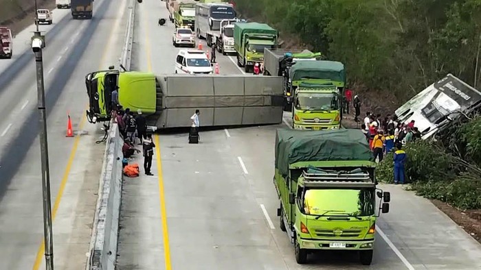 Kendaraan yang terlibat kecelakaan di Tol Lampung