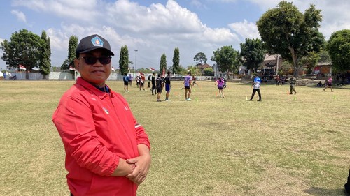 Kepala Disdikbudpora Klungkung, I Ketut Sujana, saat meninjau pelatihan atlet di Gelanggang Olahraga (GOR) Swecapura, Minggu (20/9/2026). (Fatih Kudus Jaelani/detikBali)