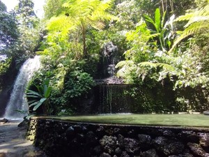 Kolam-kolam di Air Terjun Pulau Dewata