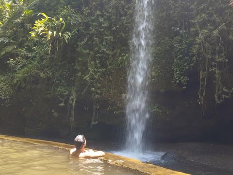 Kolam di Air Terjun Toyo Bulan Pengunjung berendam sambil melihat ke air terjun di objek wisata Air Terjun Toyo Bulan, Bangli, beberapa waktu lalu.