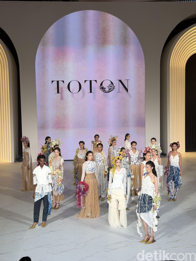Koleksi Toton 'Tempaan Kala' Koleksi Toton 'Tempaan Kala' membuka Fashion Nation 2026
