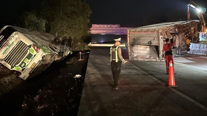 Kondisi bus dan truk trailer yang terlibat kecelakaan di tol wilayah Mesuji