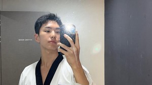 Operasi berhasil diselesaikan, dan Hoshi saat ini sedang beristirahat dan memulihkan diri. Sesuai dengan rekomendasi dokter, ia akan menghindari aktivitas fisik yang berat untuk sementara waktu dan fokus pada perawatan dan rehabilitasi, tulis PLEDIS Entertainment dalam pernyataan resmi. Foto: Dok.ho5hi_kwon/ Instagram