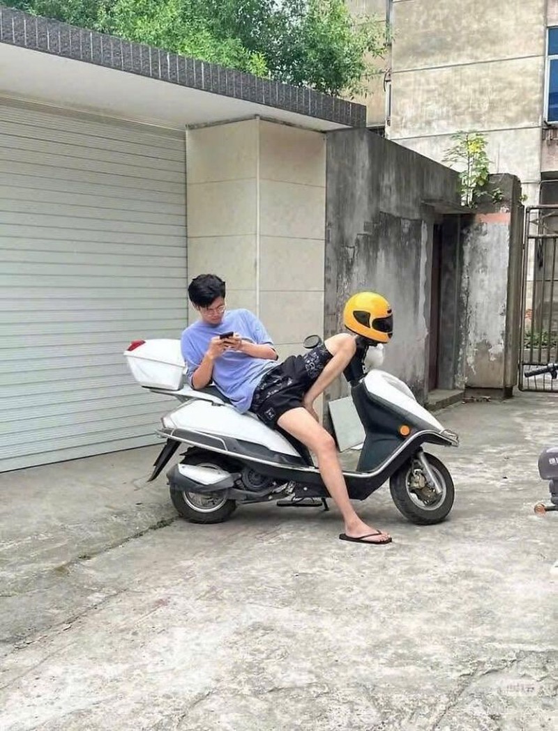 Ilusi optik membuat perspektif foto-foto berikut ini jadi membingungkan. Butuh beberapa detik untuk 'tersadarkan'.