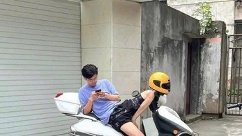 Kayak ada dua orang. Padahal cuma lagi senderan di motor. Foto: nano_705 via Bored Panda