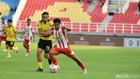 Pertandingan berlangsung sengit sejak menit awal. Deltras FC langsung mengambil inisiatif  menyerang.