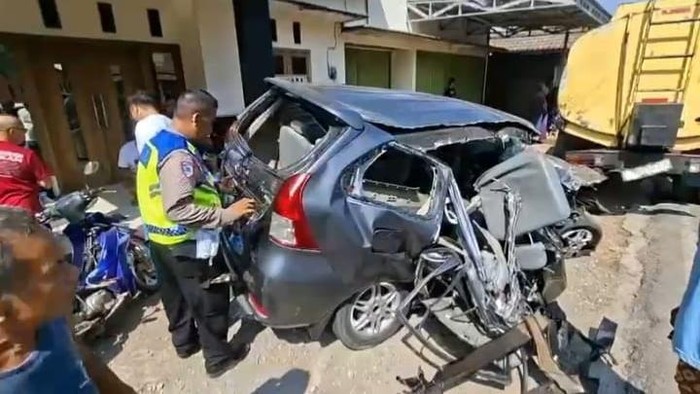 Laka beruntun truk vs mobil-motor di Salaman, Magelang, Minggu (20/9/2026).