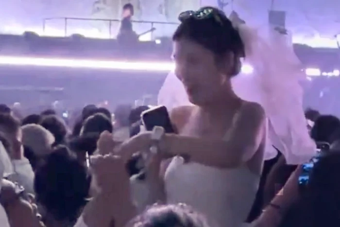 Lamaran viral di tengah konser