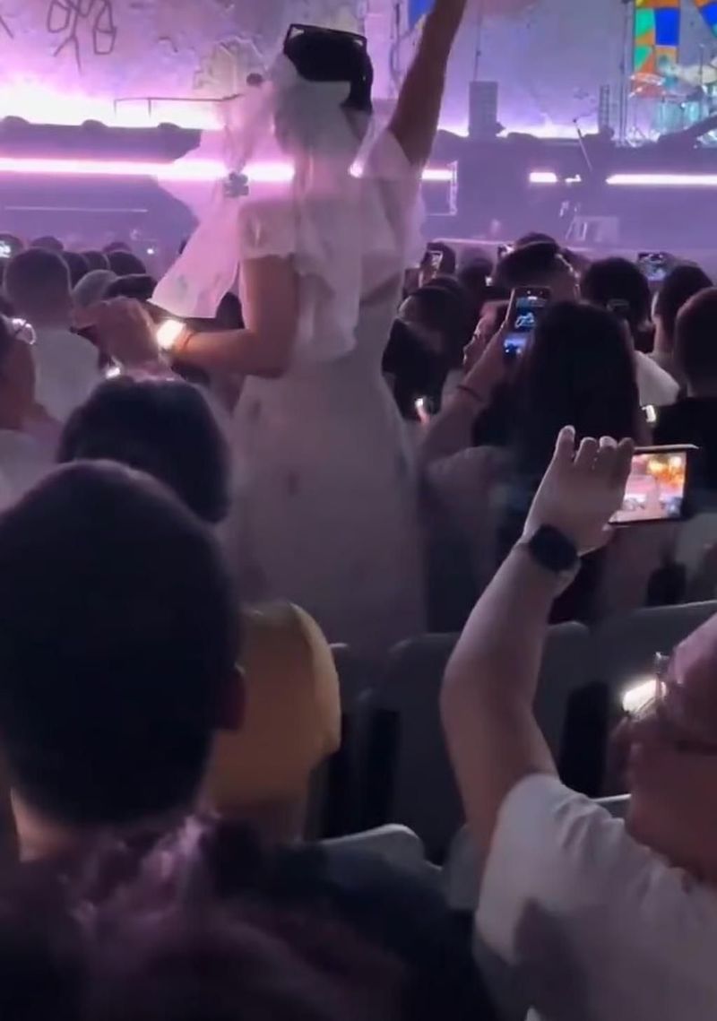 Lamaran viral di tengah konser Lamaran viral di tengah konser
