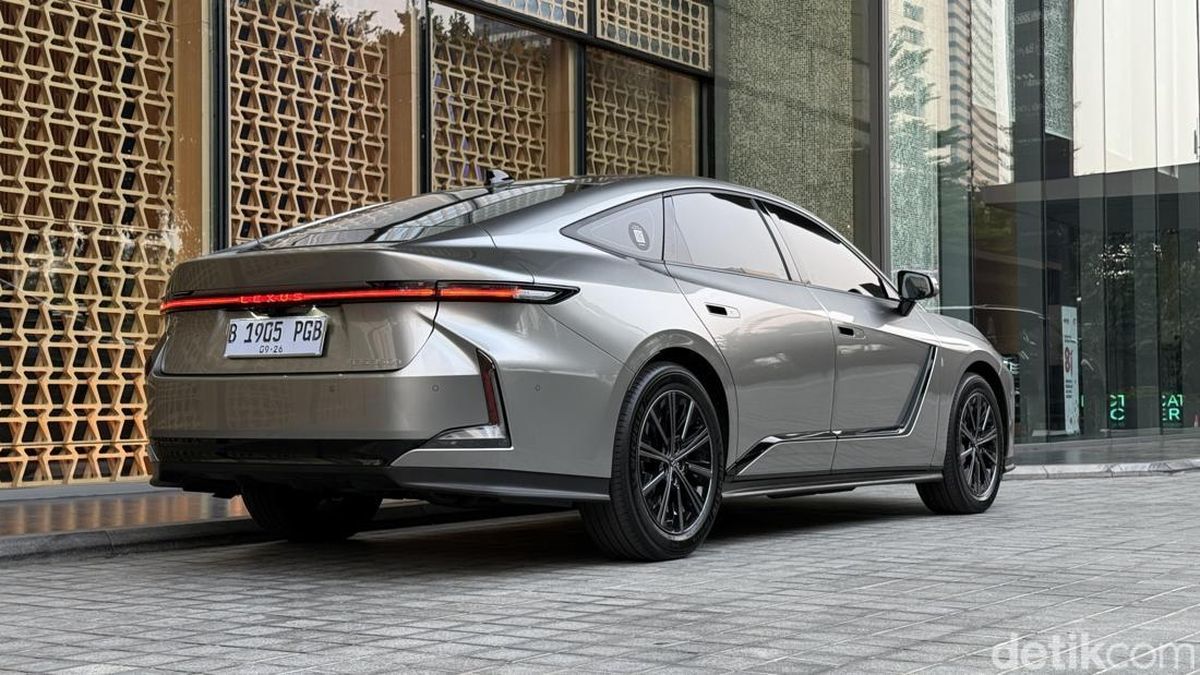 Kencan Pertama dengan Lexus ES: Antara Manjakan Penumpang dan Goda Pengemudi