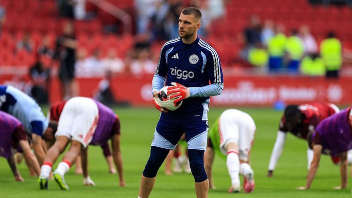 AMSTERDAM, NETHERLANDS - AUGUST 27: AFC Ajax goalkeeper Maarten Paes warms up prior to the UEFA Conference League 2026/27 Play Off Round Second Leg match between AFC Ajax and FC Sion at the Johan Cruijff ArenA on August 27, 2026 in Amsterdam, Netherlands. (Photo by Rene Nijhuis/MB Media/Getty Images)