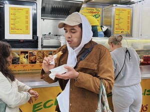 Asyiknya Mario Caesar saat Kulineran dan Minum Kopi Sampai ke Belanda