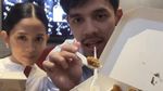Asyiknya Mario Caesar saat Kulineran dan Minum Kopi Sampai ke Belanda