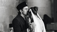 Alhamdulillah, bahagia sekali hari ini. Sabar, besok kami cerita ya, kata Mario Caesar. Foto: Instagram @caesarmario dan @givina__ , Fotografer @rollmoments